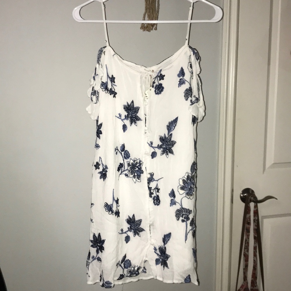 Button dress with ruffle detail